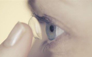 怎么把隐形眼镜取出来，怎么把隐形眼镜取出来不伤眼睛
